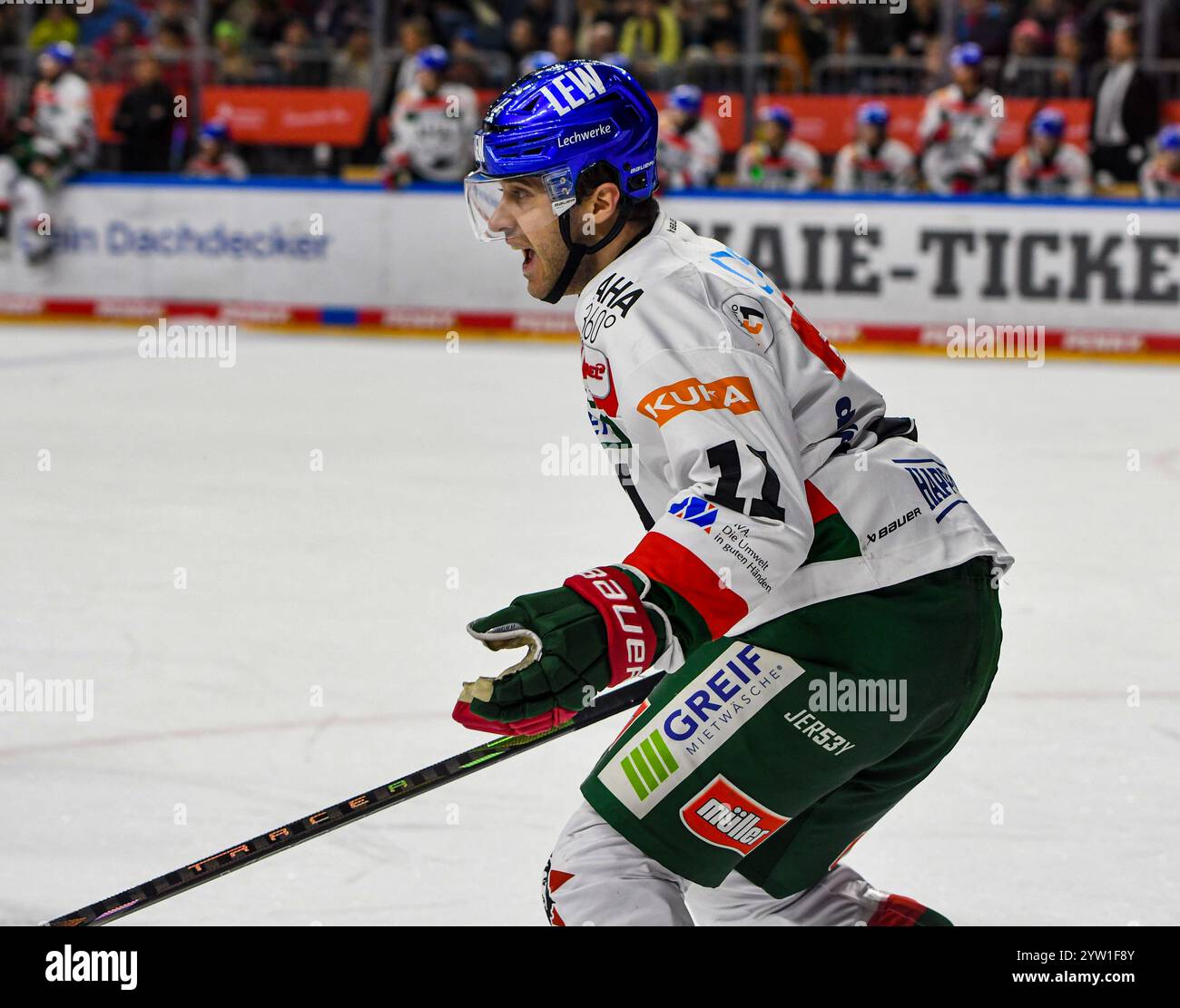 Cologne, Rhénanie du Nord-Westphalie, Allemagne. 8 décembre 2024. Le défenseur des Augsburger Panther, MICK KOHLER (11 ans), crie lors du match 24 de la Deutsche Eishockey Liga (Ligue allemande de hockey sur glace) entre les Koelner haie (requins de Cologne) et les Augsburger Panther dans la Lanxess Arena de Cologne, en Allemagne, le 8 décembre 2024. (Crédit image : © Kai Dambach/ZUMA Press Wire) USAGE ÉDITORIAL SEULEMENT! Non destiné à UN USAGE commercial ! Banque D'Images