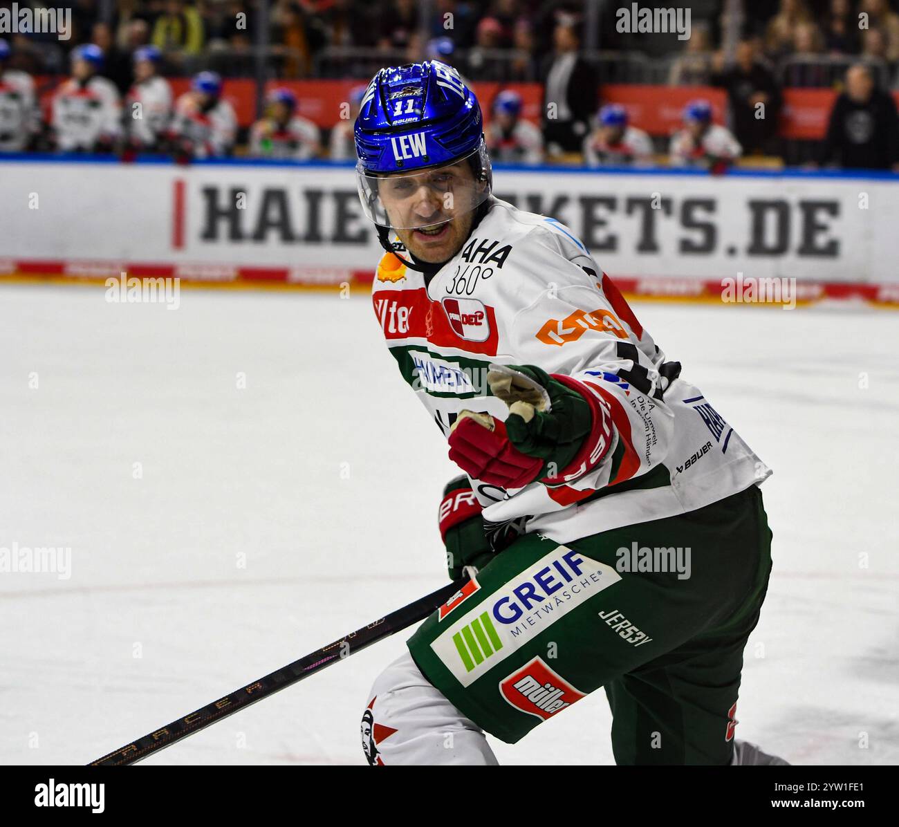 Cologne, Rhénanie du Nord-Westphalie, Allemagne. 8 décembre 2024. Le défenseur des Augsburger Panther MICK KOHLER (11 ans) se dispute avec un arbitre lors du match de la 24 Deutsche Eishockey Liga (Ligue allemande de hockey sur glace) entre les Koelner haie (Sharks de Cologne) et les Augsburger Panther dans la Lanxess Arena à Cologne, en Allemagne, le 8 décembre 2024. (Crédit image : © Kai Dambach/ZUMA Press Wire) USAGE ÉDITORIAL SEULEMENT! Non destiné à UN USAGE commercial ! Banque D'Images