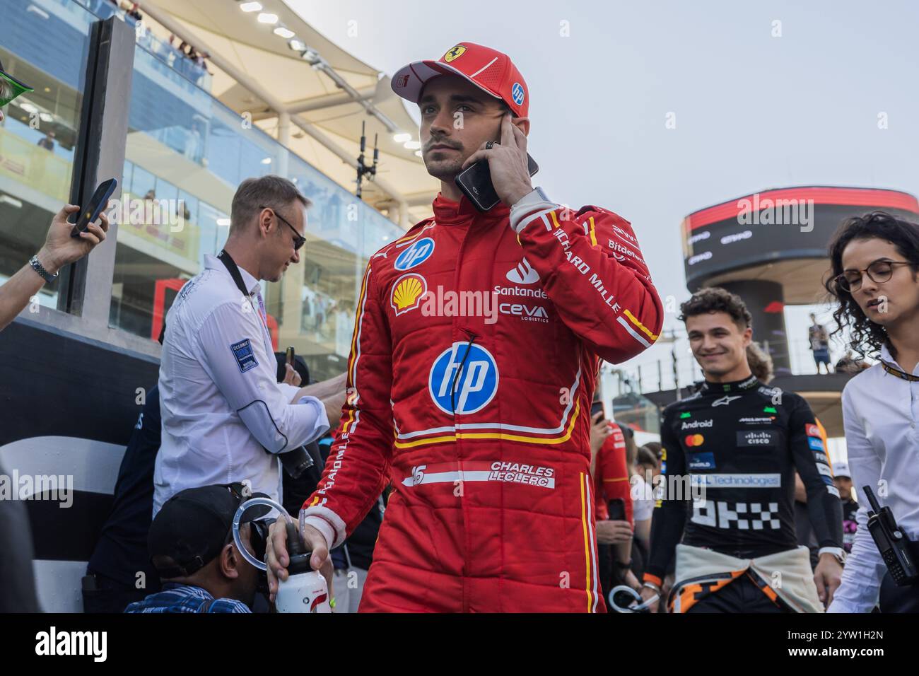 Circuit de Yas Marina, Abu Dhabi, Émirats arabes Unis 8 décembre 2024 ; Charles Leclerc de Monaco et Scuderia Ferrari lors du défilé des pilotes de formule 1 Abu Dhabi GP crédit : Jay Hirano/AFLO/Alamy Live News Banque D'Images