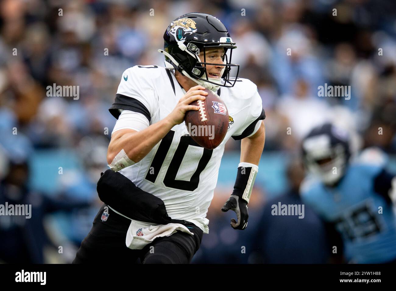 Nashville, Tennessee, États-Unis. 8 décembre 2024. Le quarterback des Jaguars de Jacksonville Mac Jones (10 ans) tente de passer lors de son match contre les Titans du Tennessee au Nissan Stadium. (Crédit image : © Camden Hall/ZUMA Press Wire) USAGE ÉDITORIAL SEULEMENT! Non destiné à UN USAGE commercial ! Crédit : ZUMA Press, Inc/Alamy Live News Banque D'Images