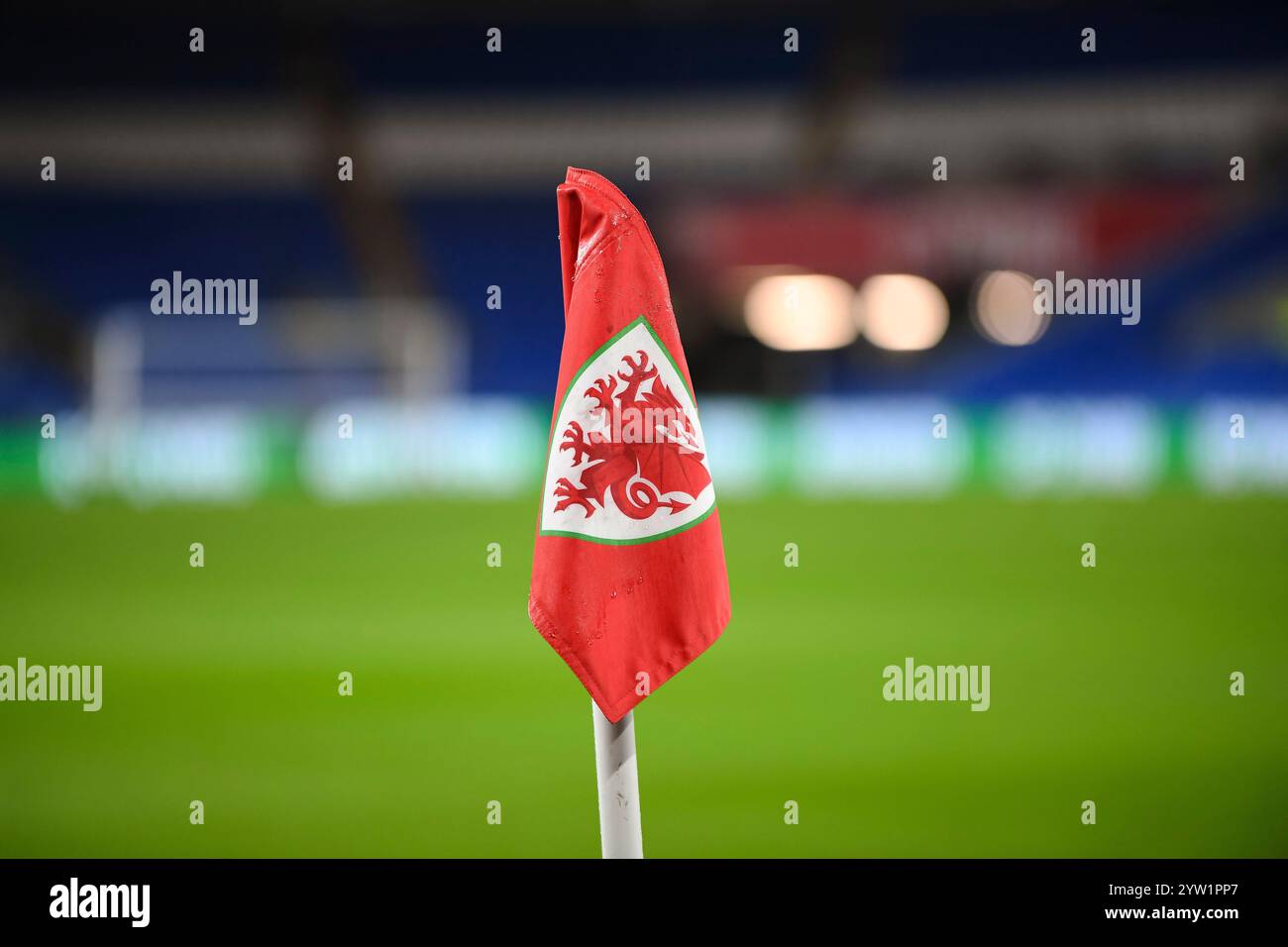 Cardiff City Stadium, Cardiff, Royaume-Uni. 29 novembre 2024. Qualification pour le championnat féminin de l'UEFA Jouez offs, 2e tour de football, pays de Galles contre République d'Irlande ; drapeau du coin avec emblème gallois crédit : action plus Sports/Alamy Live News Banque D'Images