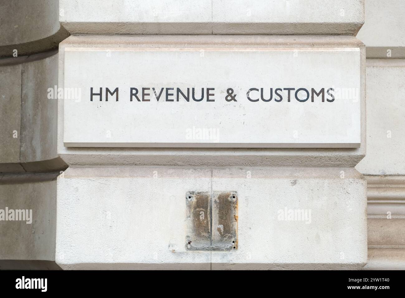 Le panneau devant le siège social de HM Revenue & Customs (HMRC) à Whitehall. Le HMRC est l'autorité fiscale, douanière et de paiement du Royaume-Uni. Banque D'Images