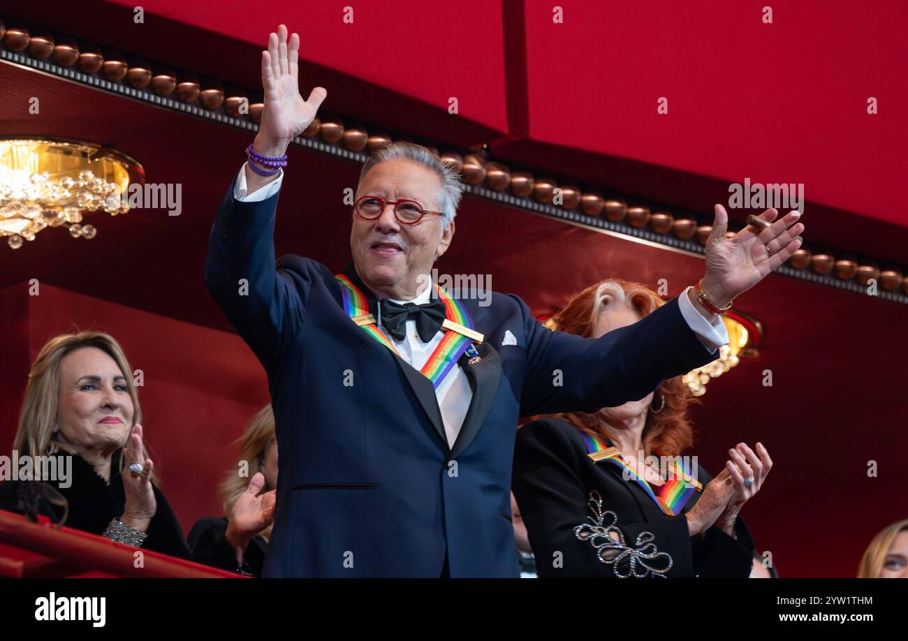 Washington DC, États-Unis. 08 décembre 2024. Washington DC, États-Unis. 08 décembre 2024. Washington, États-Unis. 08 décembre 2024. Trompettiste, pianiste et compositrice de jazz Arturo Sandoval salue les applaudissements alors qu'elle arrive pour assister à la 47e cérémonie annuelle Kennedy Center Honors au John F. Kennedy Center for the Performing Arts à Washington, DC, le dimanche 8 décembre 2024. Photo de Ron Sachs/UPI crédit : UPI/Alamy Live News crédit : UPI/Alamy Live News crédit : UPI/Alamy Live News Banque D'Images