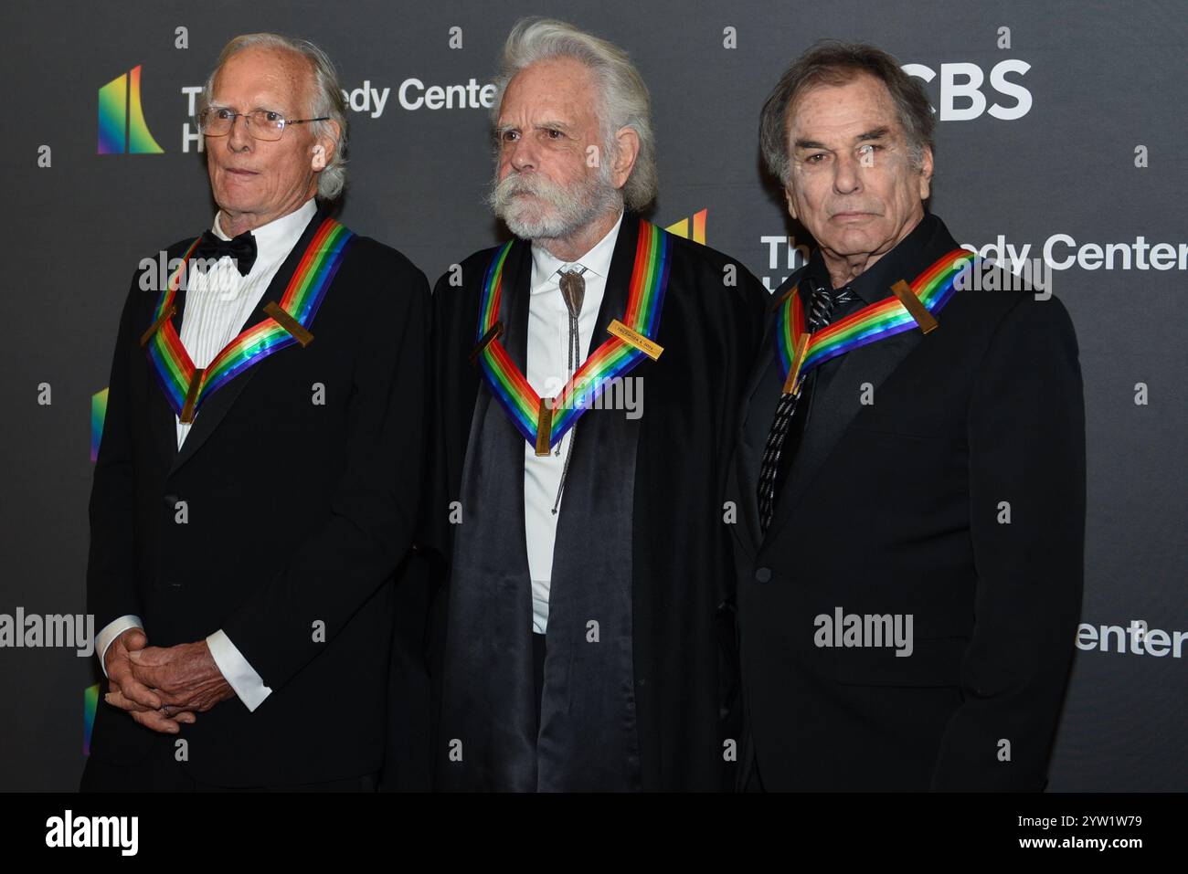 Washington, États-Unis. 08 décembre 2024. Bill Kreutzman, Bob Weir et Micky Hart, membres de Grateful Dead, assistent au 47e tapis rouge annuel Kennedy Center Honors au Kennedy Center à Washington, DC le dimanche 8 décembre 2024. Photo de Annabelle Gordon/UPI . Crédit : UPI/Alamy Live News Banque D'Images