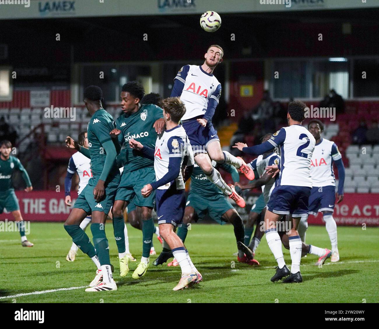 Alfie Dorrington pour tottenham hotspur efface le ballon du corner lors de Tottenham vs AS Monaco dans la coupe internationale de la première ligue Banque D'Images