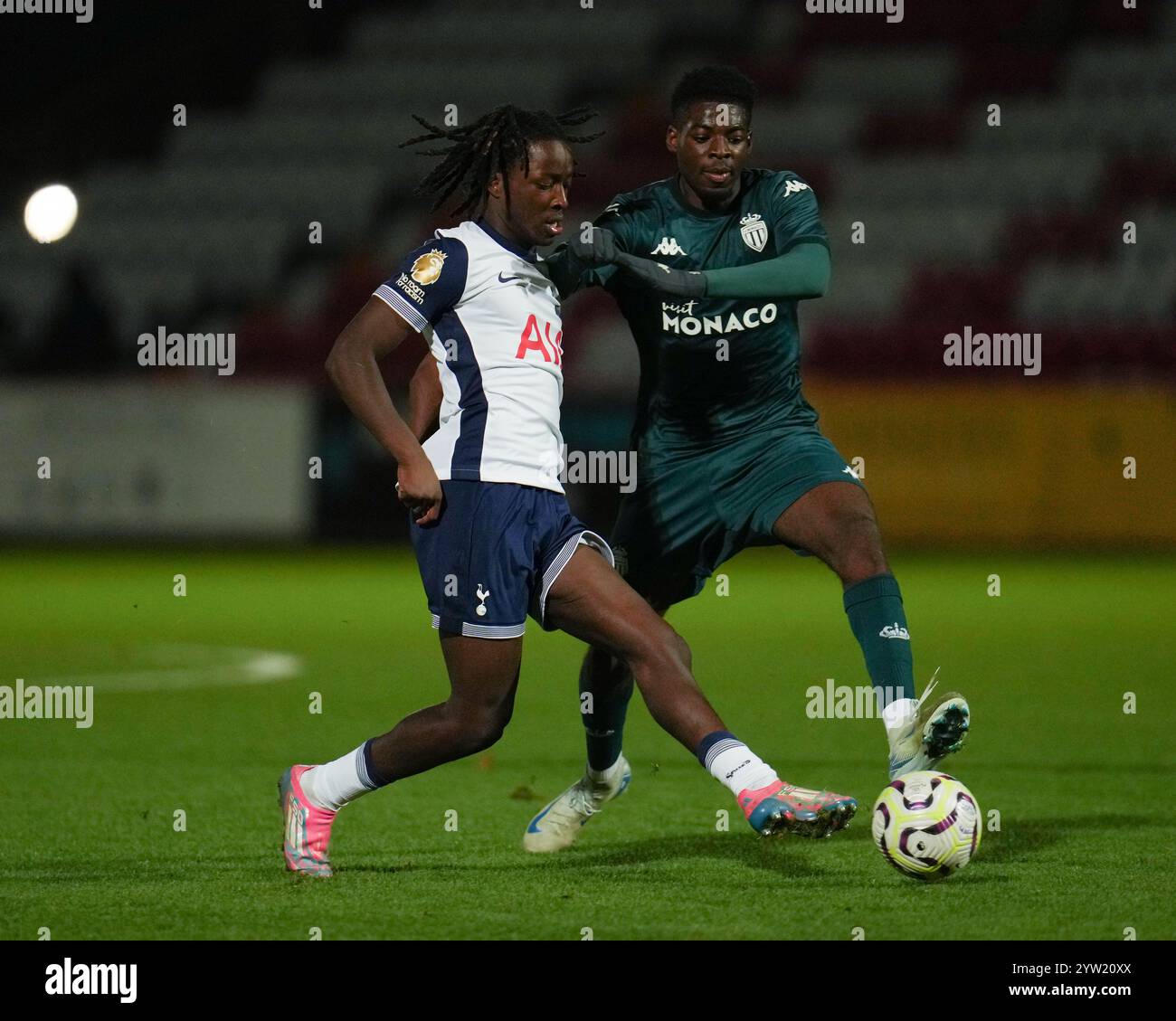 Damola Ajayi de Tottenham Hotspur sous la pression de Romaric Etonde de L'AS Monaco lors de la coupe internationale de la première ligue au stade lamex Banque D'Images