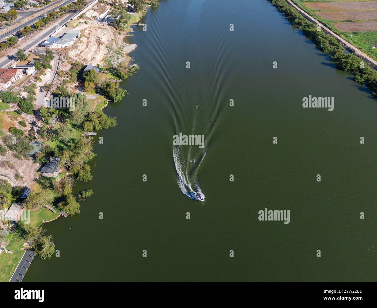 Vue aérienne d'un petit hors-bord sur une large rivière à Tailem Bend en Australie méridionale. Banque D'Images