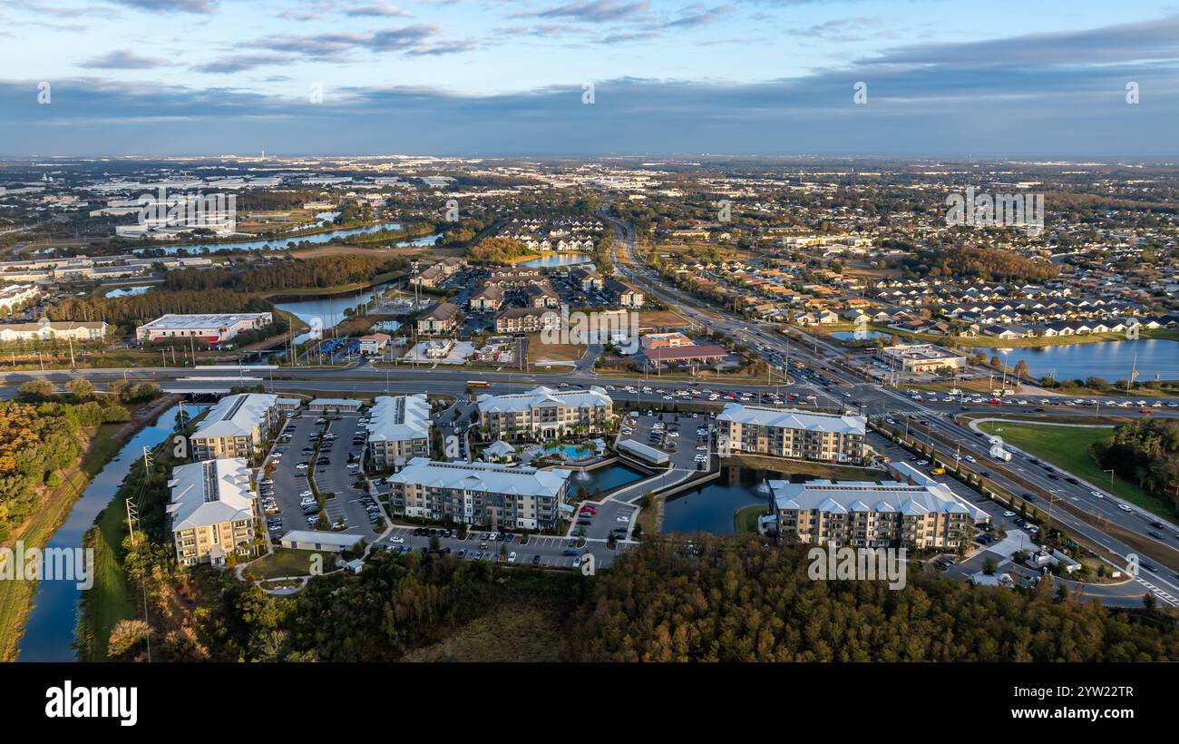 Orlando, FL, États-Unis - 6 décembre 2024 : vue aérienne en fin d'après-midi de la région de Grande Lakes, Orlando South, Floride, États-Unis. Banque D'Images Orlando, FL, États-Unis - 6 décembre 2024 : vue aérienne en fin d'après-midi de la région de Grande Lakes, Orlando South, Floride, États-Unis. Banque D'Images