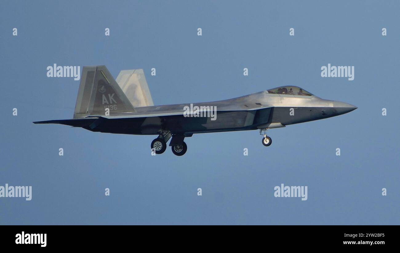 Le F-22 de l'USAF du 525th Expeditionary Fighter Squadron de la base conjointe Elmendorf-Richardson est déployé à la base aérienne de Kadena en tant que base clé du Pacifique. Banque D'Images