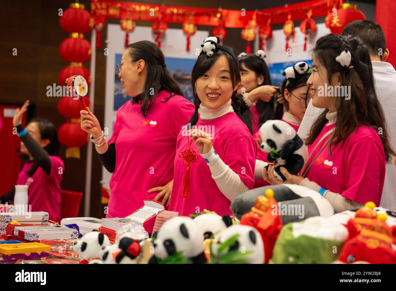 Varsovie, Pologne. 8 décembre 2024. Le personnel de l'ambassade de Chine en Pologne participe au 17e Bazar international de bienfaisance à Varsovie, Pologne, 8 décembre 2024. Plus de 50 ambassades en Pologne se sont jointes à l'événement, les recettes des ventes ayant été reversées à 16 organisations caritatives polonaises. Crédit : Xia Yuanyi/Xinhua/Alamy Live News Banque D'Images