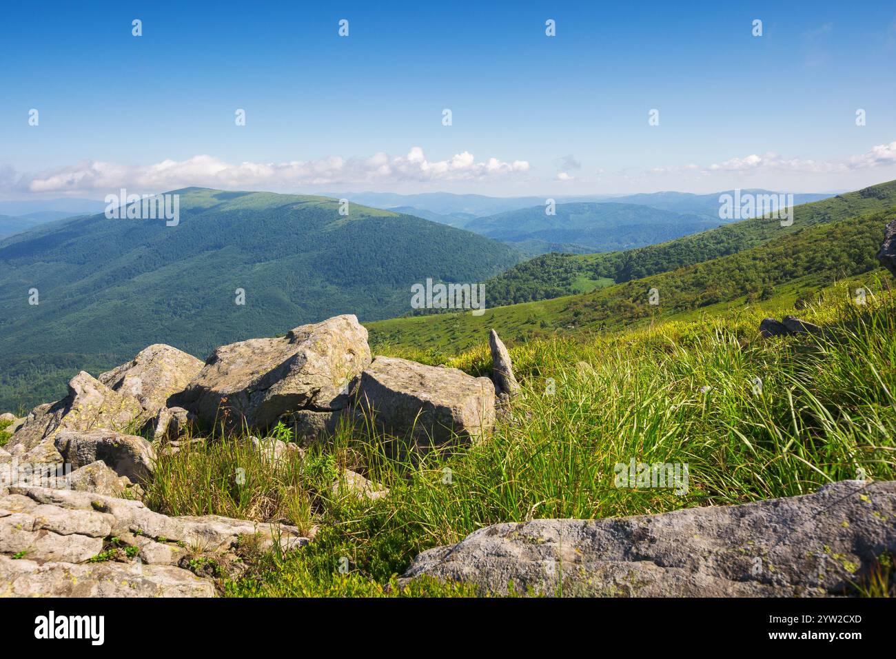paysage montagneux des carpates en été. pierre sur la pente. paysage alpin avec collines herbeuses. fond vert de nature. vacances en europe Banque D'Images