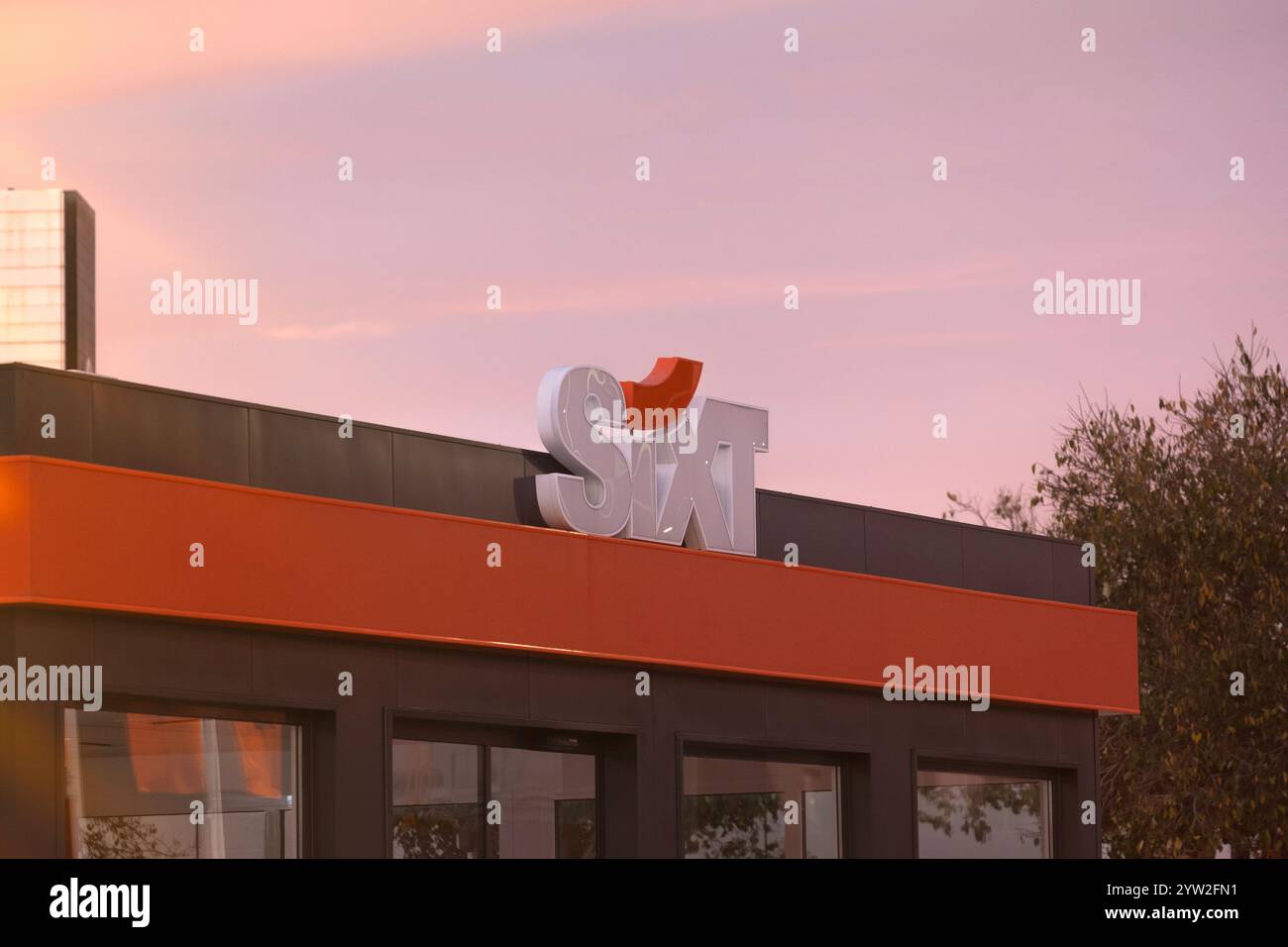 Barcelone, 6 décembre 2024 : Sixt Rent a car Company. Logo d'enseigne à l'extérieur. Banque D'Images