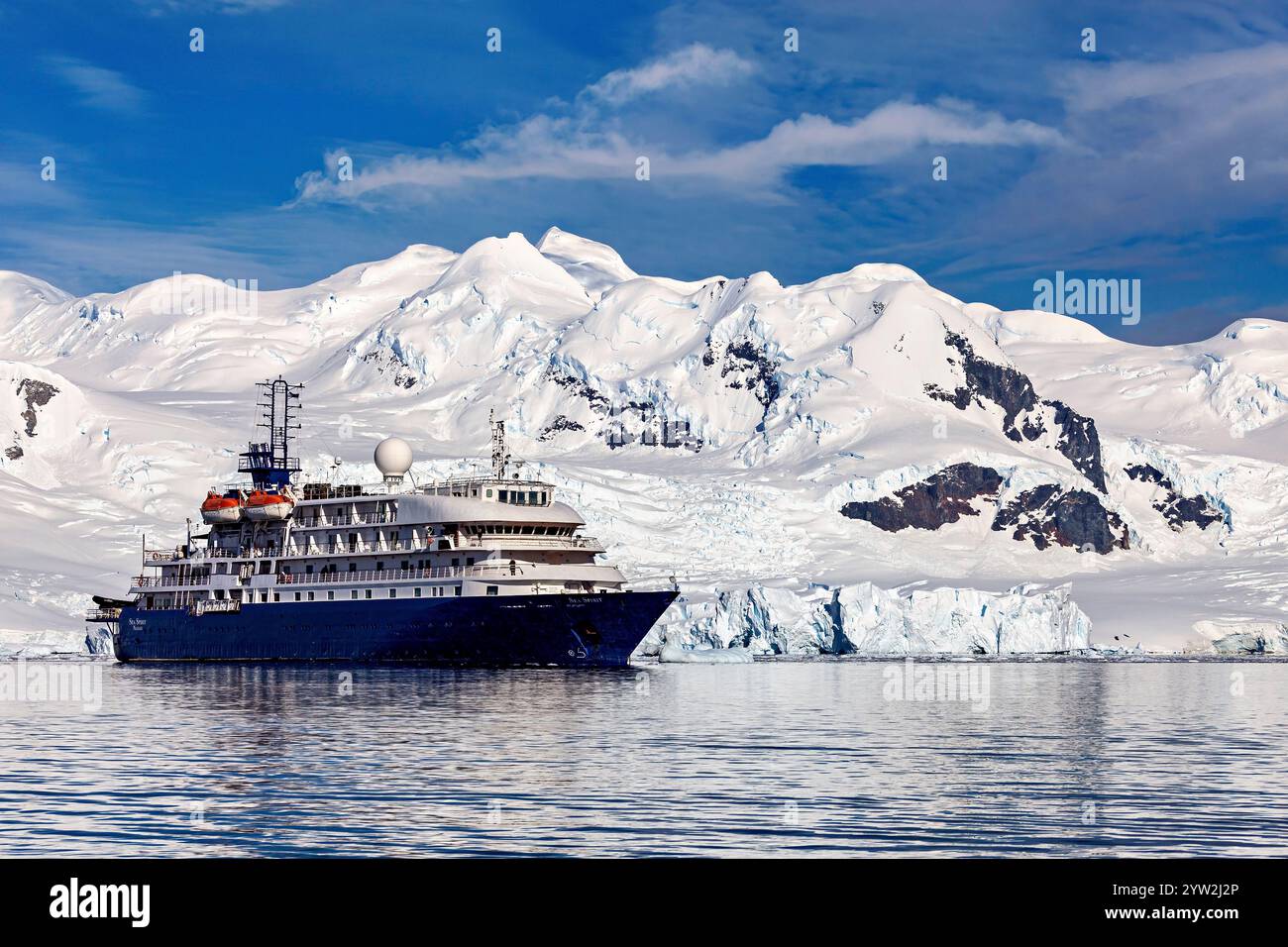 Bateau de croisière dans la zone Antarctique Banque D'Images