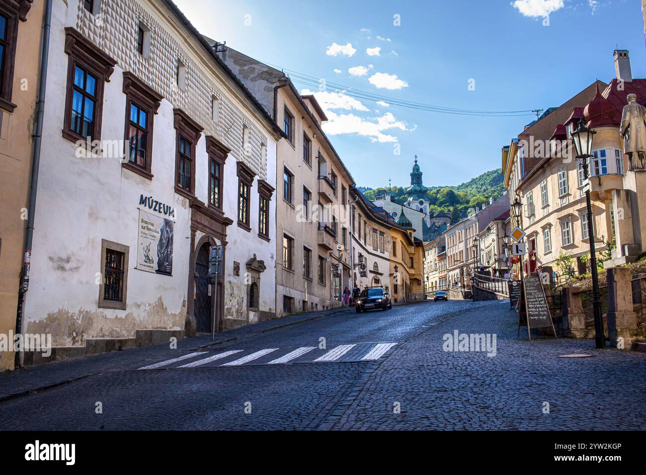 Banska Stiavnica, Slovaquie - 12 mai ,2024 : bâtiments historiques sur la rue Kammerhofska ulica Banque D'Images