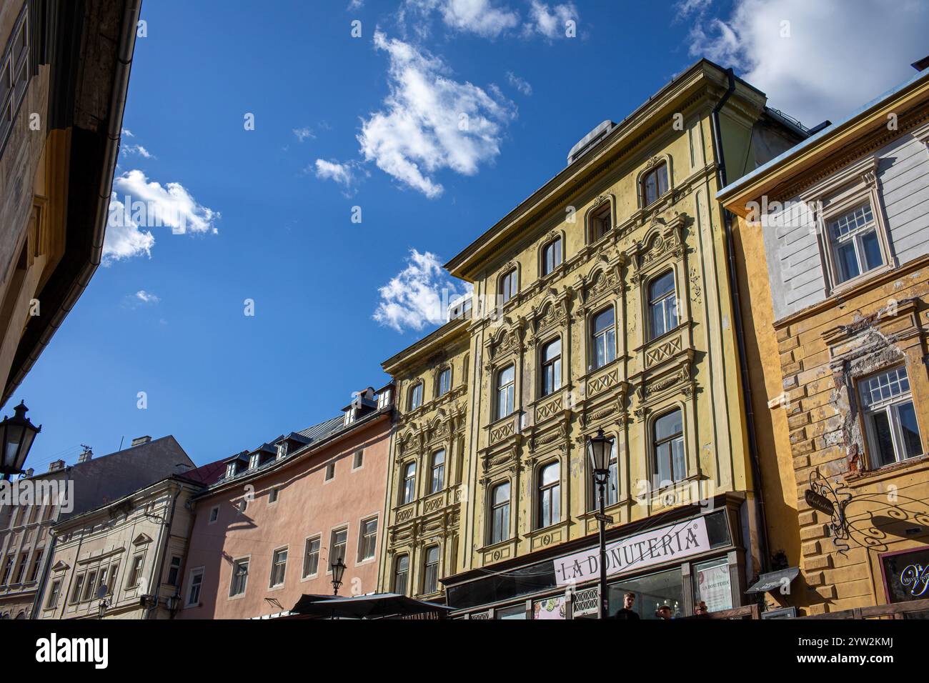 Banska Stiavnica, Slovaquie - 12 mai ,2024 : bâtiments historiques sur la rue Kammerhofska ulica Banque D'Images