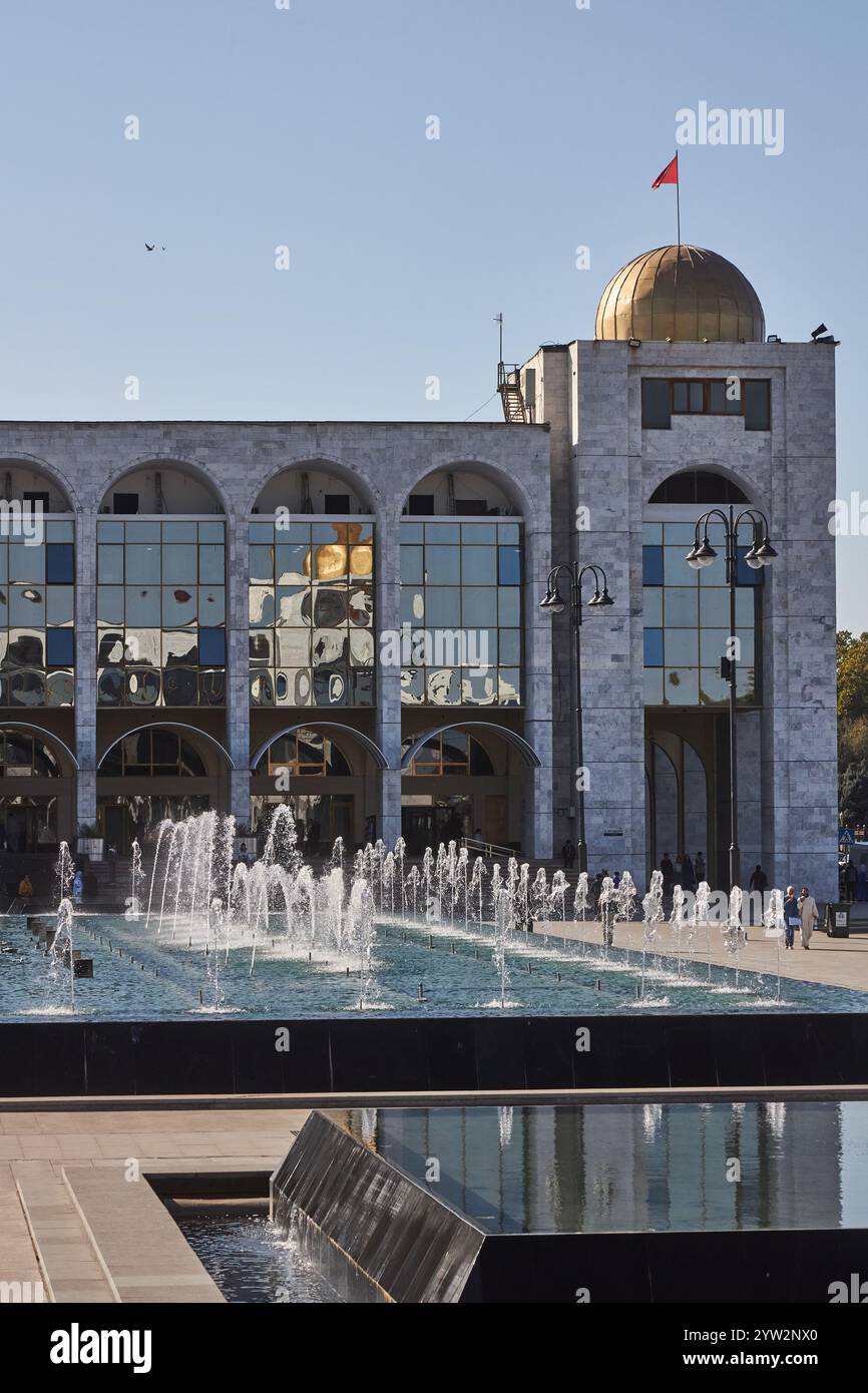 Nouvelles fontaines sur la place principale Ala-Too, bâtiment historique avec dôme doré et drapeau de la République kirghize. centre-ville, capitale. Destination de voyage, terre Banque D'Images