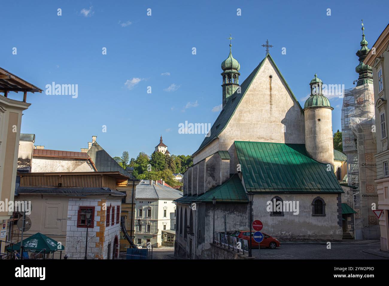 Banska Stiavnica, Slovaquie - 12 mai ,2024 : bâtiments historiques sur la place de la Sainte Trinité Banque D'Images