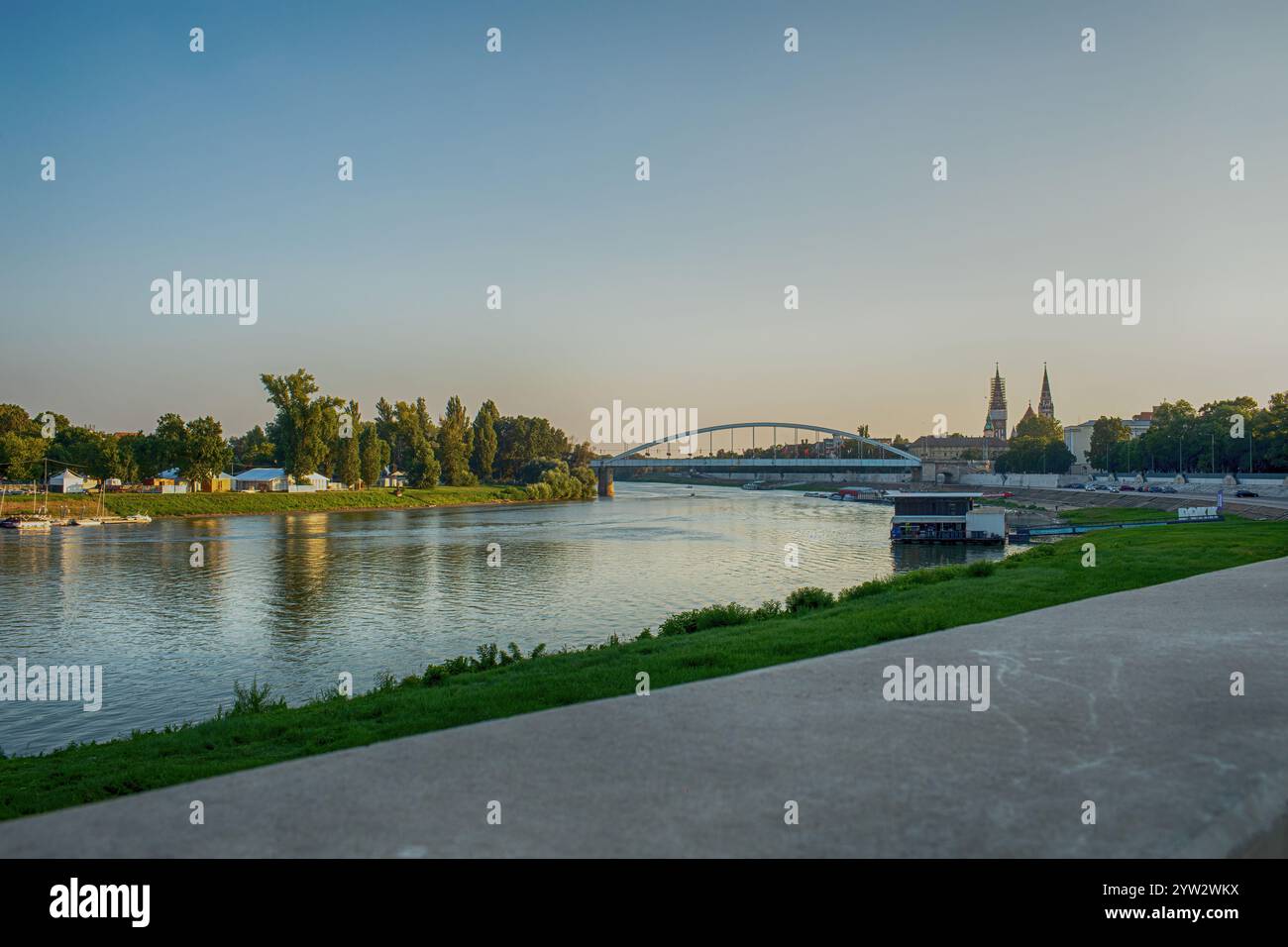 Szeged, Hongrie - août 21 202 : vue sur la rivière Tisza et la ville Banque D'Images
