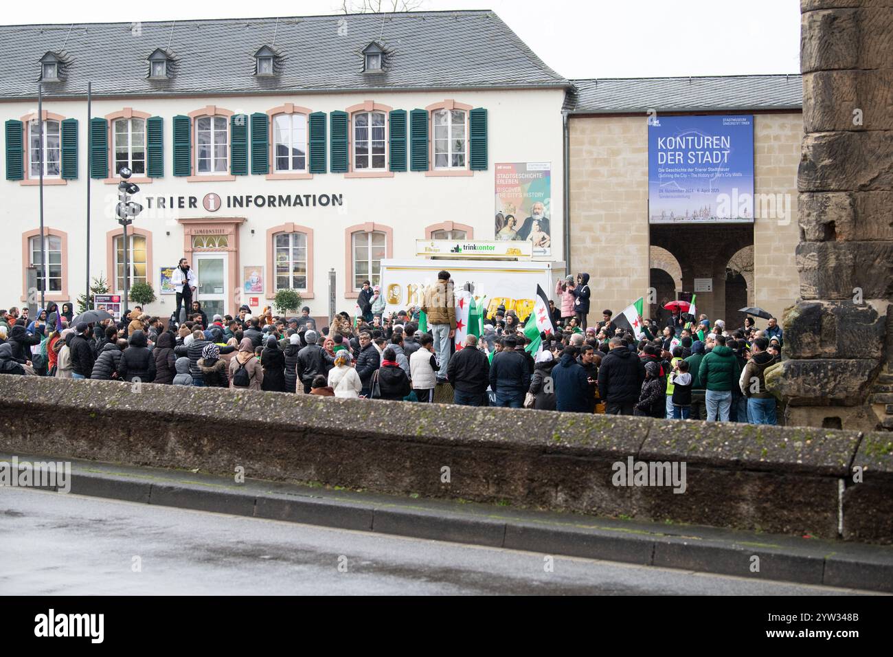 Les Syriens célèbrent le renversement du régime d'Assad, la guerre au moyen-Orient, les rebelles et les islamistes, Porta Nigra à Trèves, Allemagne, 08.12.2024 Banque D'Images