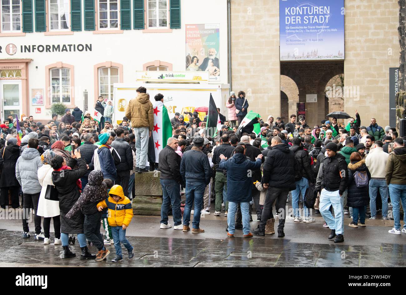 Les Syriens célèbrent le renversement du régime d'Assad, la guerre au moyen-Orient, les rebelles et les islamistes, Porta Nigra à Trèves, Allemagne, 08.12.2024 Banque D'Images