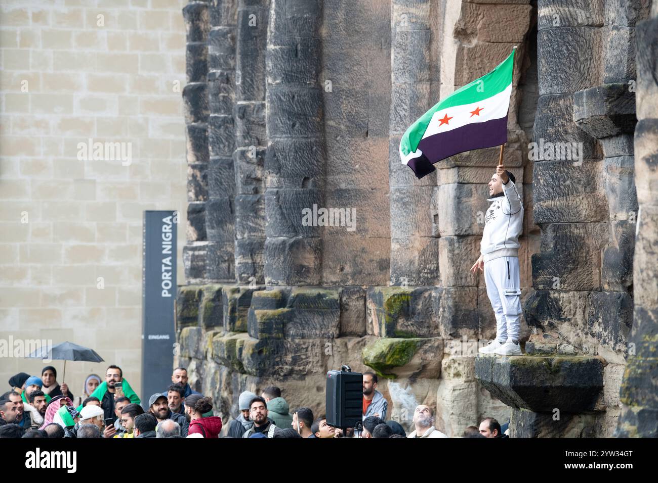 Les Syriens célèbrent le renversement du régime d'Assad, la guerre au moyen-Orient, les rebelles et les islamistes, Porta Nigra à Trèves, Allemagne, 08.12.2024 Banque D'Images