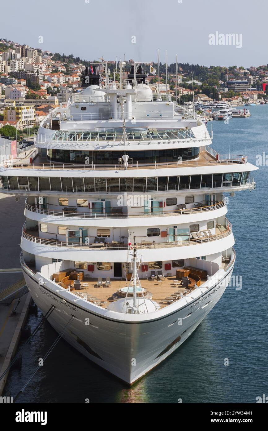 Vue en angle élevé du navire de croisière Seabourn encore amarré dans le port de Gruz, Dubrovnik, Croatie, Europe Banque D'Images