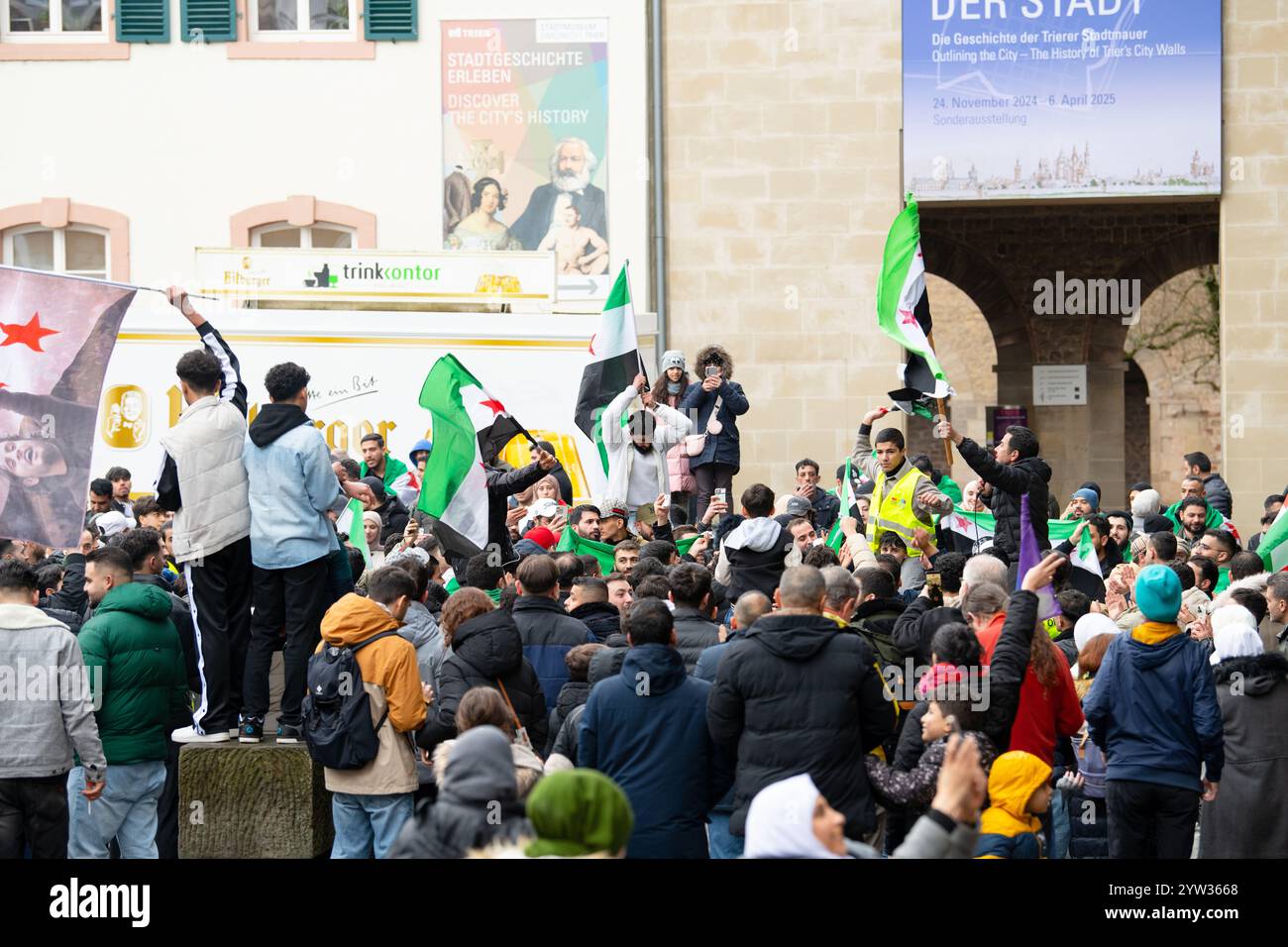 Les Syriens célèbrent le renversement du régime d'Assad, la guerre au moyen-Orient, les rebelles et les islamistes, Porta Nigra à Trèves, Allemagne, 08.12.2024 Banque D'Images