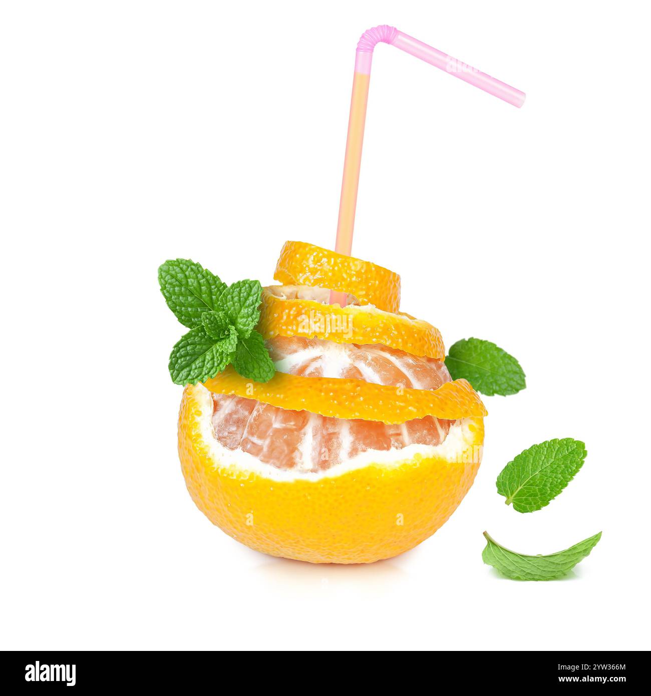 Un fruit orange vif est tranché et superposé, avec des feuilles de menthe et une paille, créant une présentation de boisson rafraîchissante. Banque D'Images