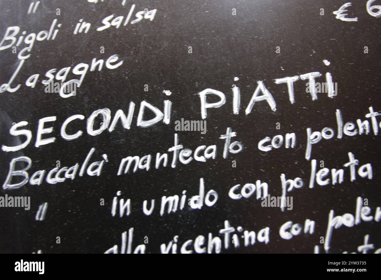 Un menu écrit en italien sur un tableau noir dans un restaurant à Venise, en Italie. Banque D'Images Un menu écrit en italien sur un tableau noir dans un restaurant à Venise, en Italie. Banque D'Images