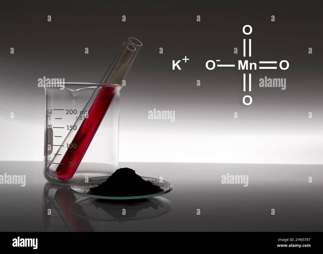 Permanganate de potassium (KMnO4) à structure chimique, un composé chimique commun qui combine le minerai d'oxyde de manganèse avec l'hydroxyde de potassium. Banque D'Images