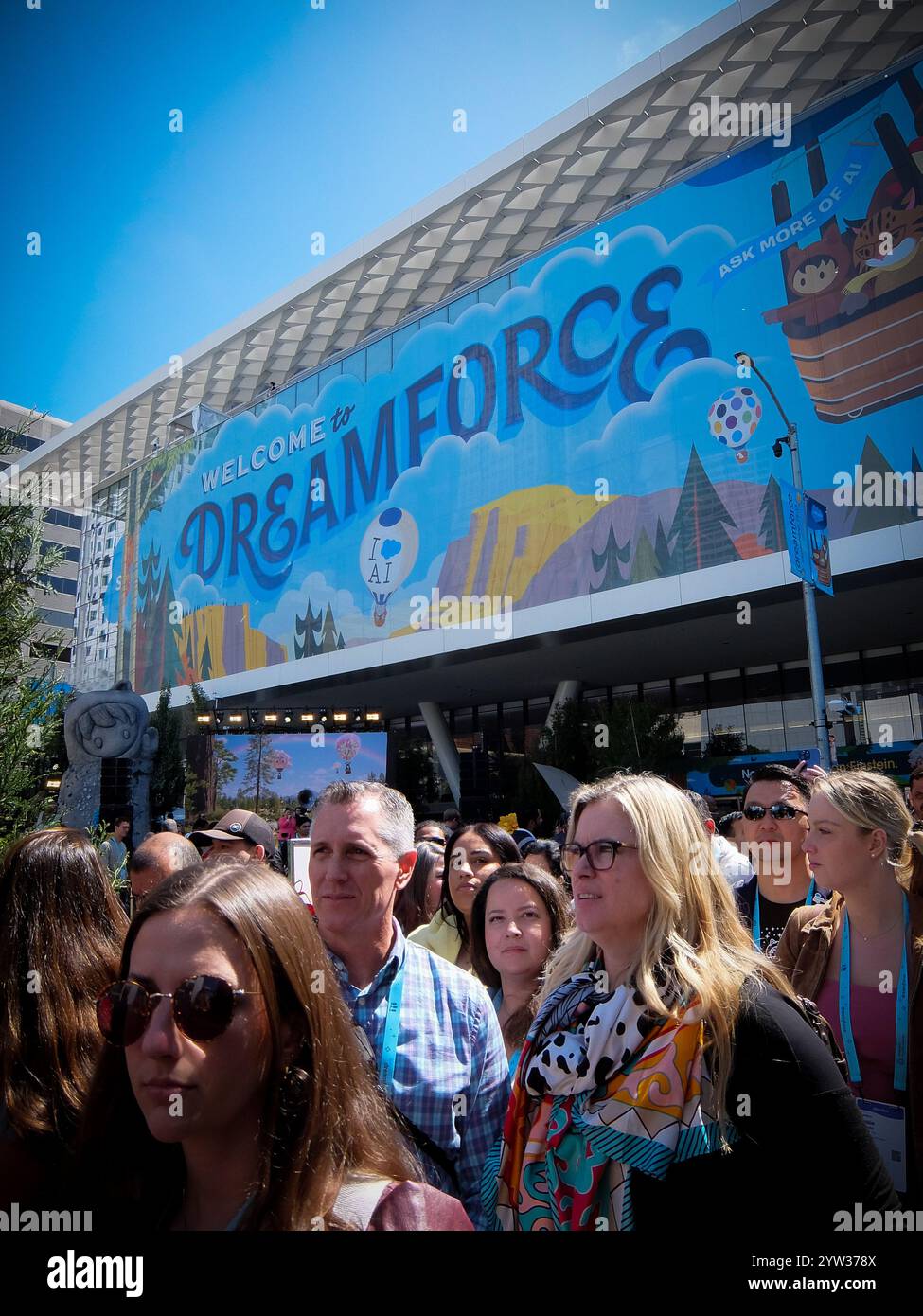 Une scène de rue à la conférence Salesforce Dreamforce en 2024 à San Francisco, USA Banque D'Images