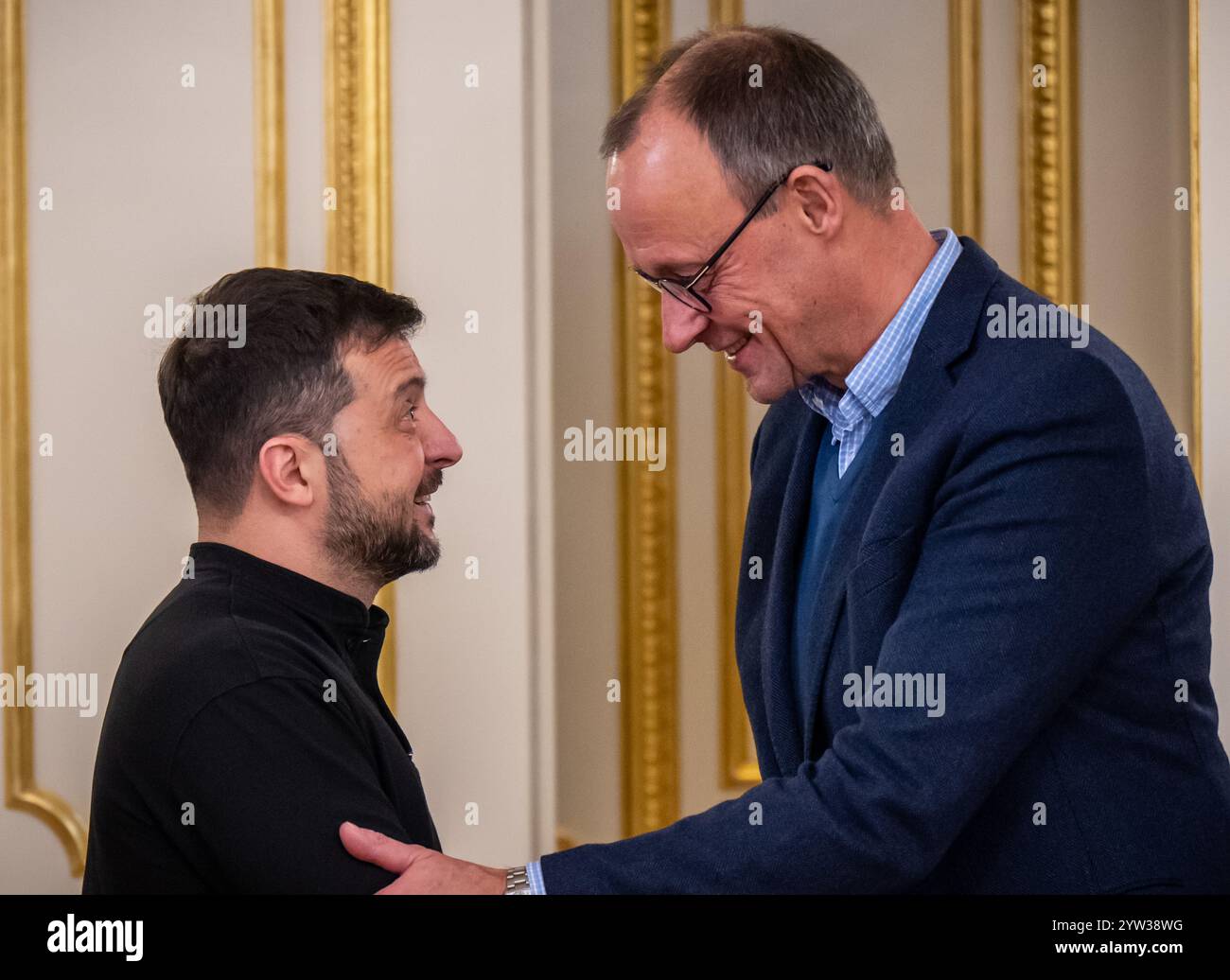 Kiew, Ukraine. 09th Dec, 2024. Friedrich Merz (à droite), candidat syndical à la chancelière et président fédéral de la CDU, se tient aux côtés de Volodymyr Zelensky, président de l'Ukraine, avant une réunion conjointe au bureau présidentiel. Merz passe une journée dans la capitale ukrainienne. Crédit : Michael Kappeler/dpa/Alamy Live News Banque D'Images