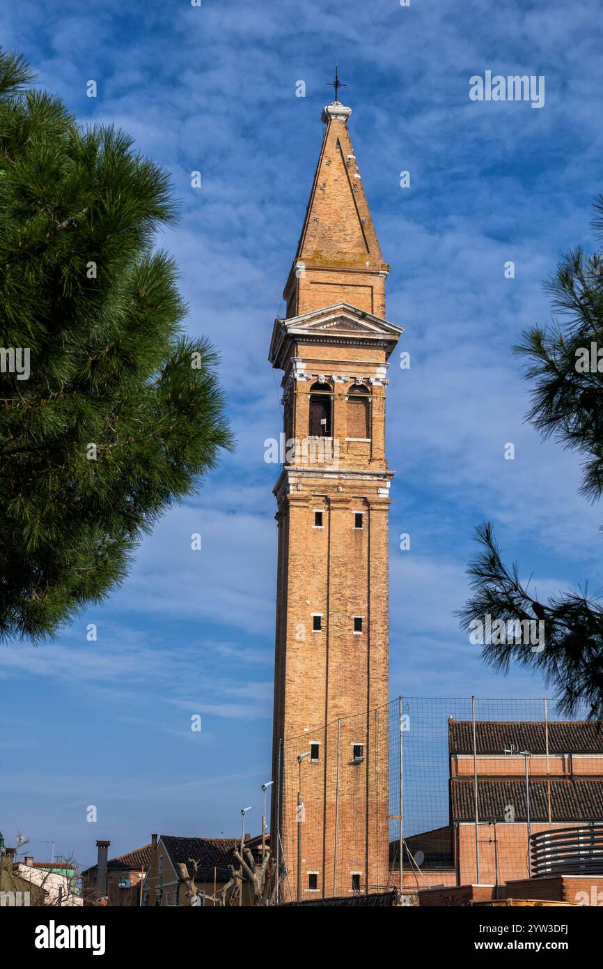 Le clocher penché de Burano, lagune de Venise, Italie. Campanile du 17ème siècle, partie de la Chiesa di San Martino Vescovo, point de repère avec Rena Banque D'Images