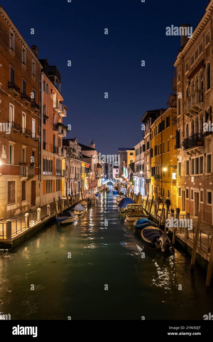 Ville de Venise la nuit en Italie. Rio de la Fornace pittoresque canal dans le quartier Dorsoduro. Banque D'Images