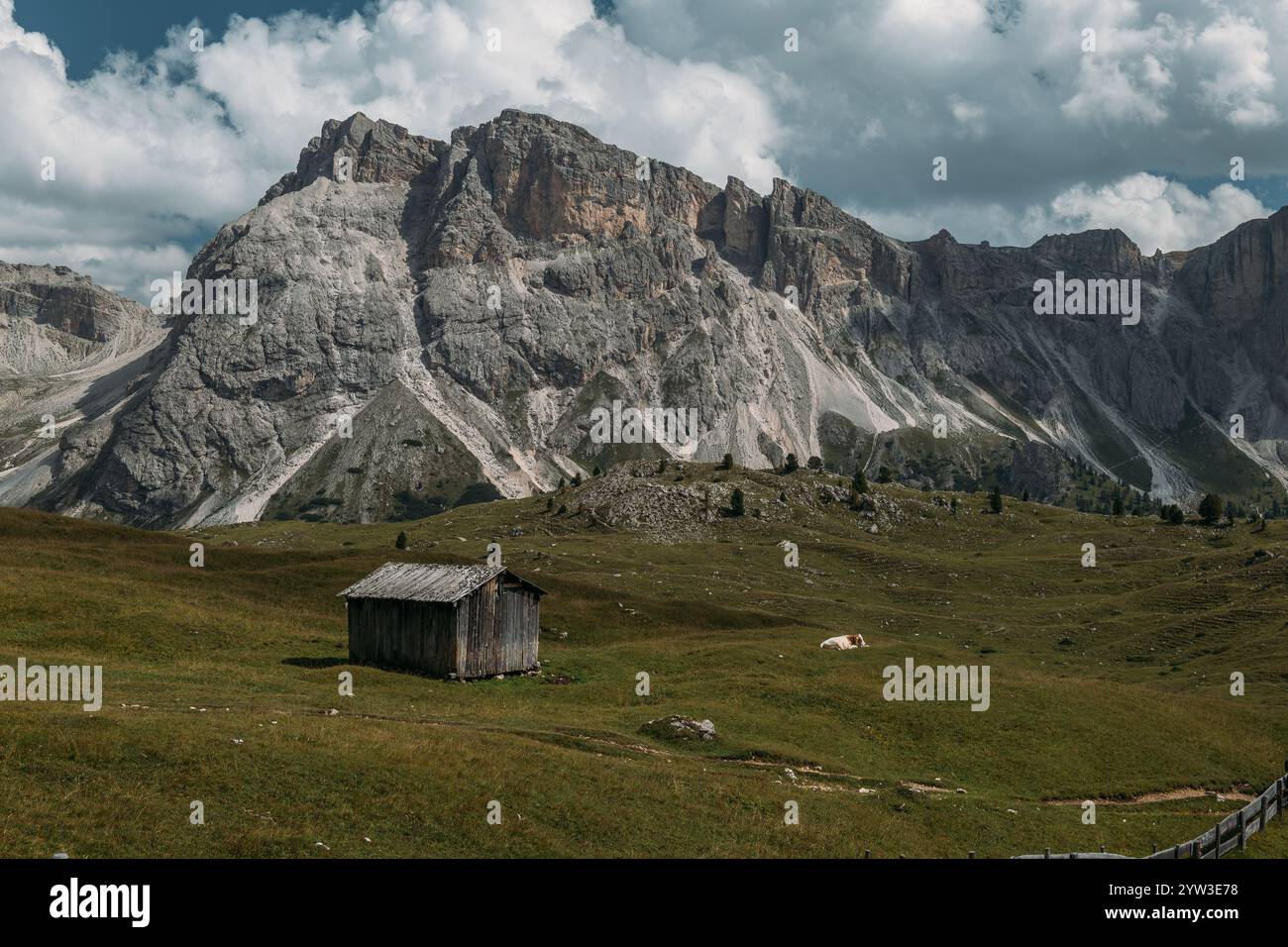 Découvrez la vue imprenable sur les superbes Dolomites à côté d'une cabane rustique pittoresque dans la nature Banque D'Images