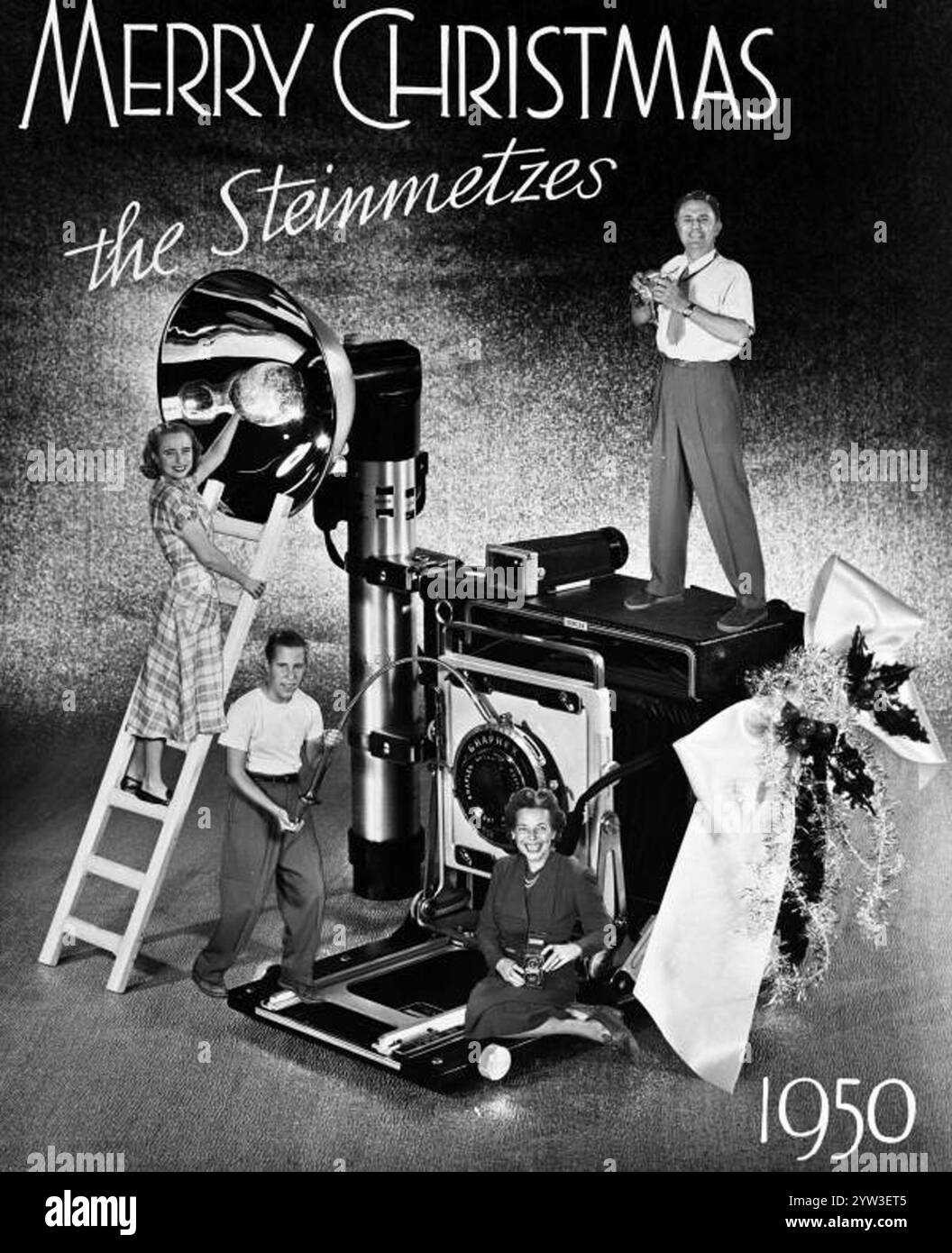 1950 Joseph Janney Steinmetz carte de famille de Noël avec gigantesque Around the Speed Graphic Camera Banque D'Images