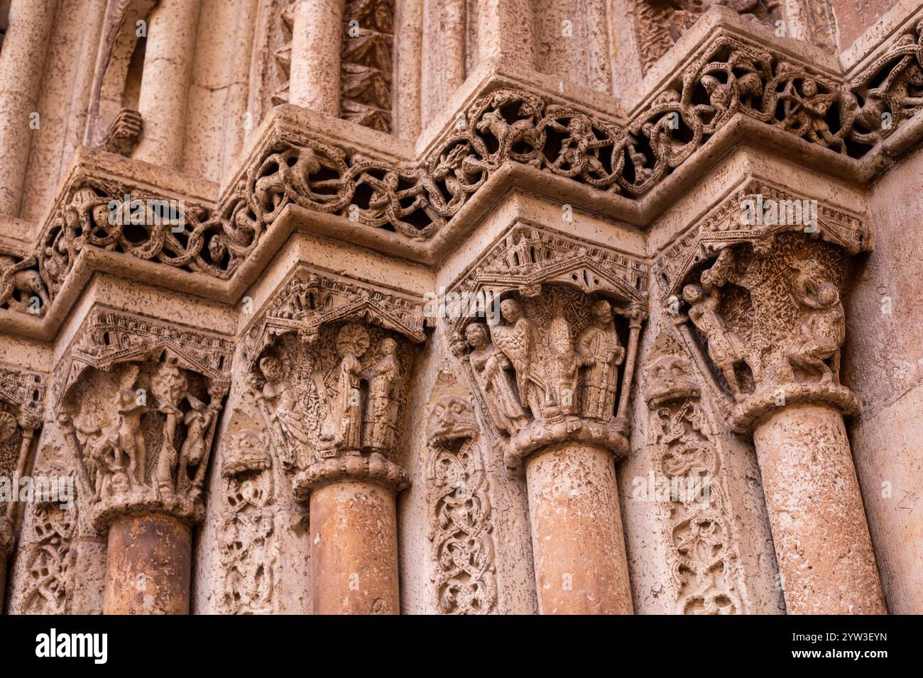 DÉTAIL DE LA PORTE ROMANE DE LA CATHÉDRALE DE VALENCE Banque D'Images