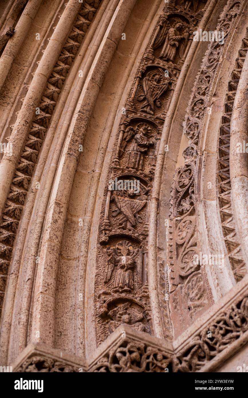 DÉTAIL DE LA PORTE ROMANE DE LA CATHÉDRALE DE VALENCE Banque D'Images