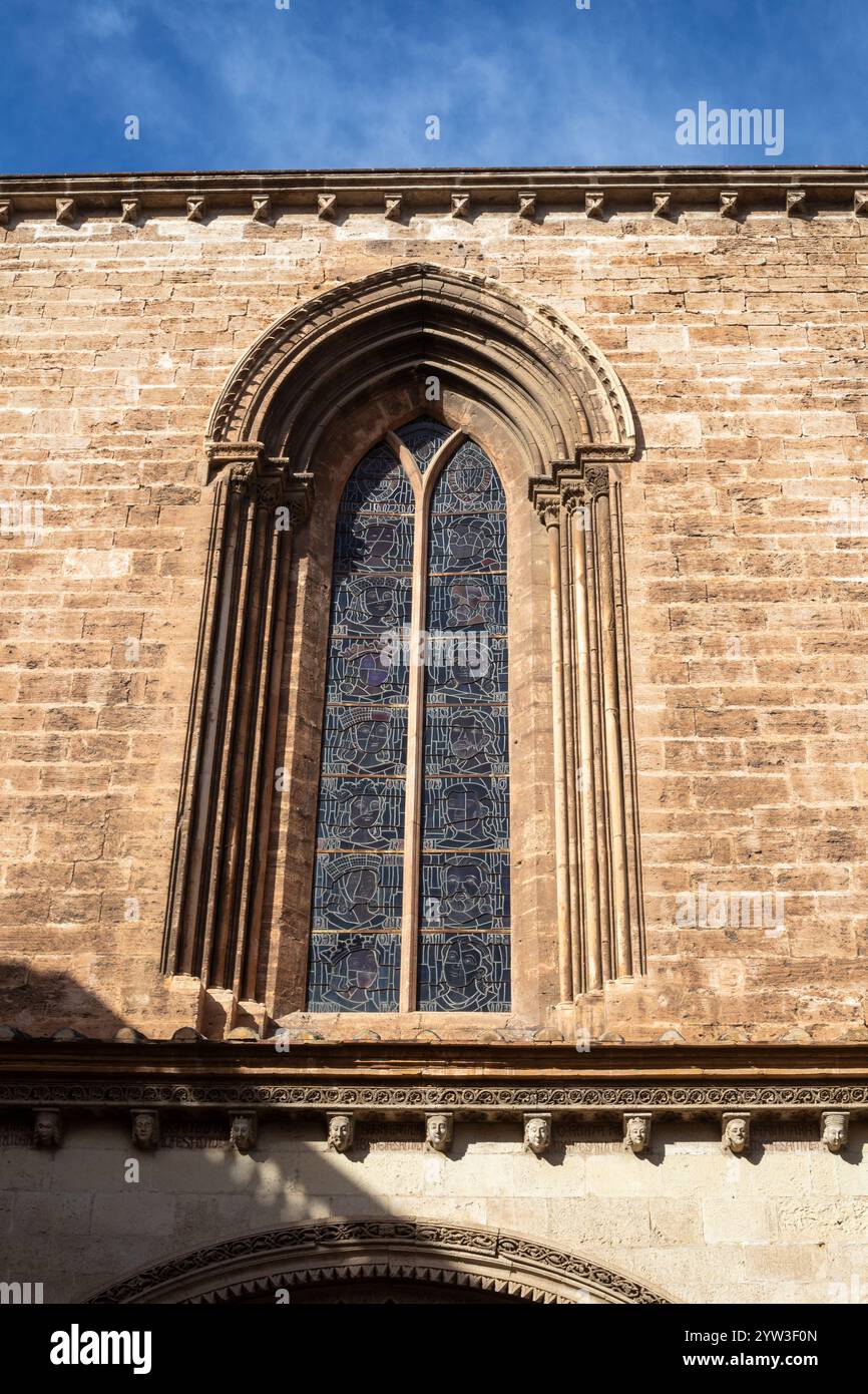 DÉTAIL DE LA PORTE ROMANE DE LA CATHÉDRALE DE VALENCE Banque D'Images