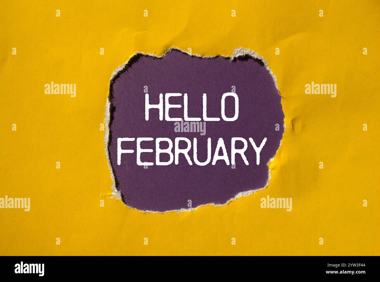 Bonjour février message écrit sur papier jaune déchiré déchiré avec fond violet. Symbole conceptuel bonjour février. Copier l'espace. Banque D'Images