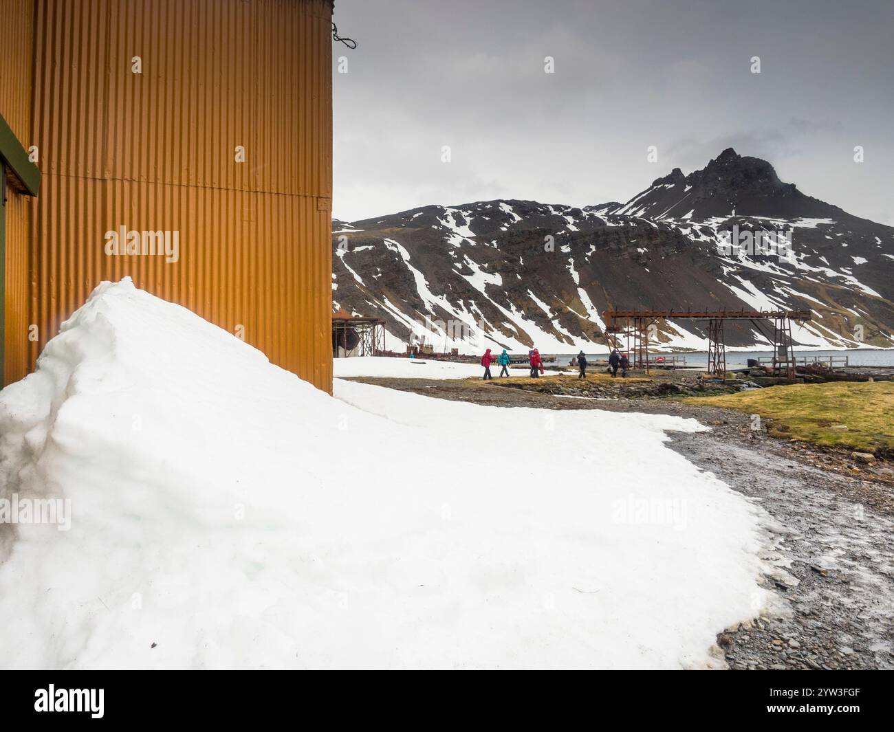 Bateaux de croisière touristes parmi la neige et les vieilles ruines baleinières de Grytviken, Géorgie du Sud. MT Duse est en arrière-plan. Banque D'Images