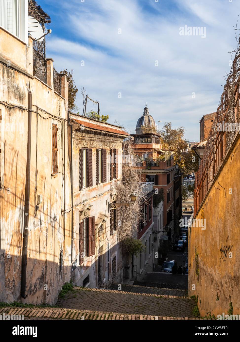 Starway dans la via di Sant'Onofrio dans le rione Trastevere et le S. Giovanni dei Fiorentini Dome - Rome, Italie Banque D'Images