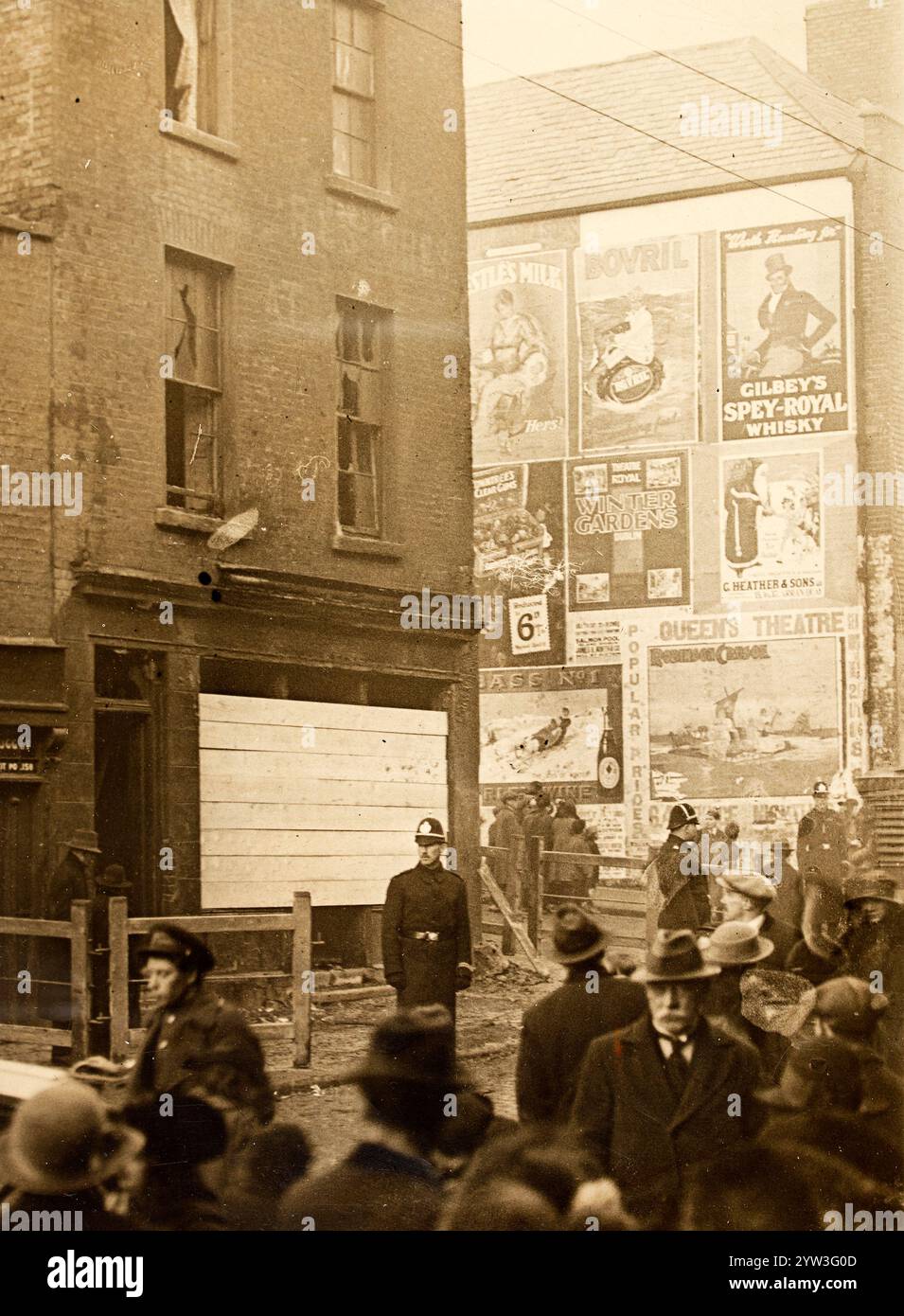 Décembre 1922/ janvier 1923 Dublin Irlande 'scène de rue avec hoardings publicitaires' Banque D'Images