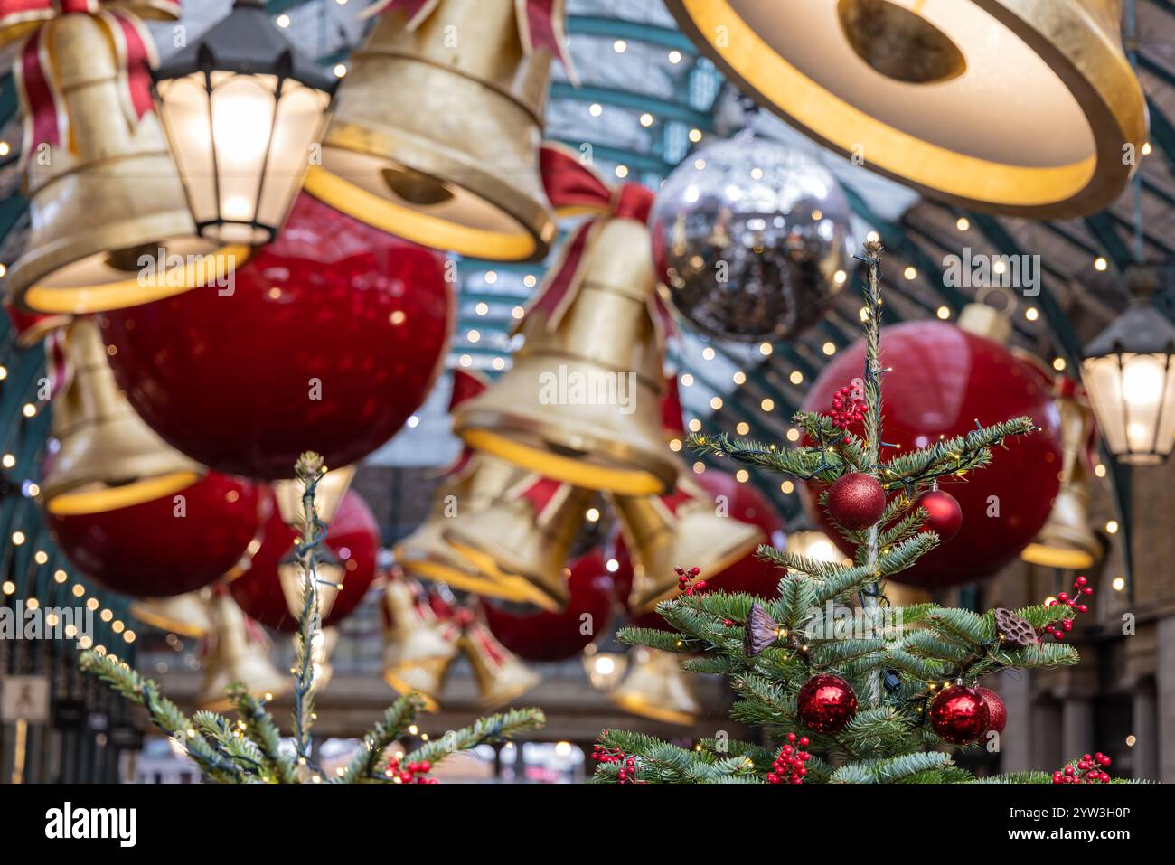 Londres, Royaume-Uni - 03 décembre 2024 : Covent Garden, Londres joyeux centre commercial avec des décorations de Noël Banque D'Images