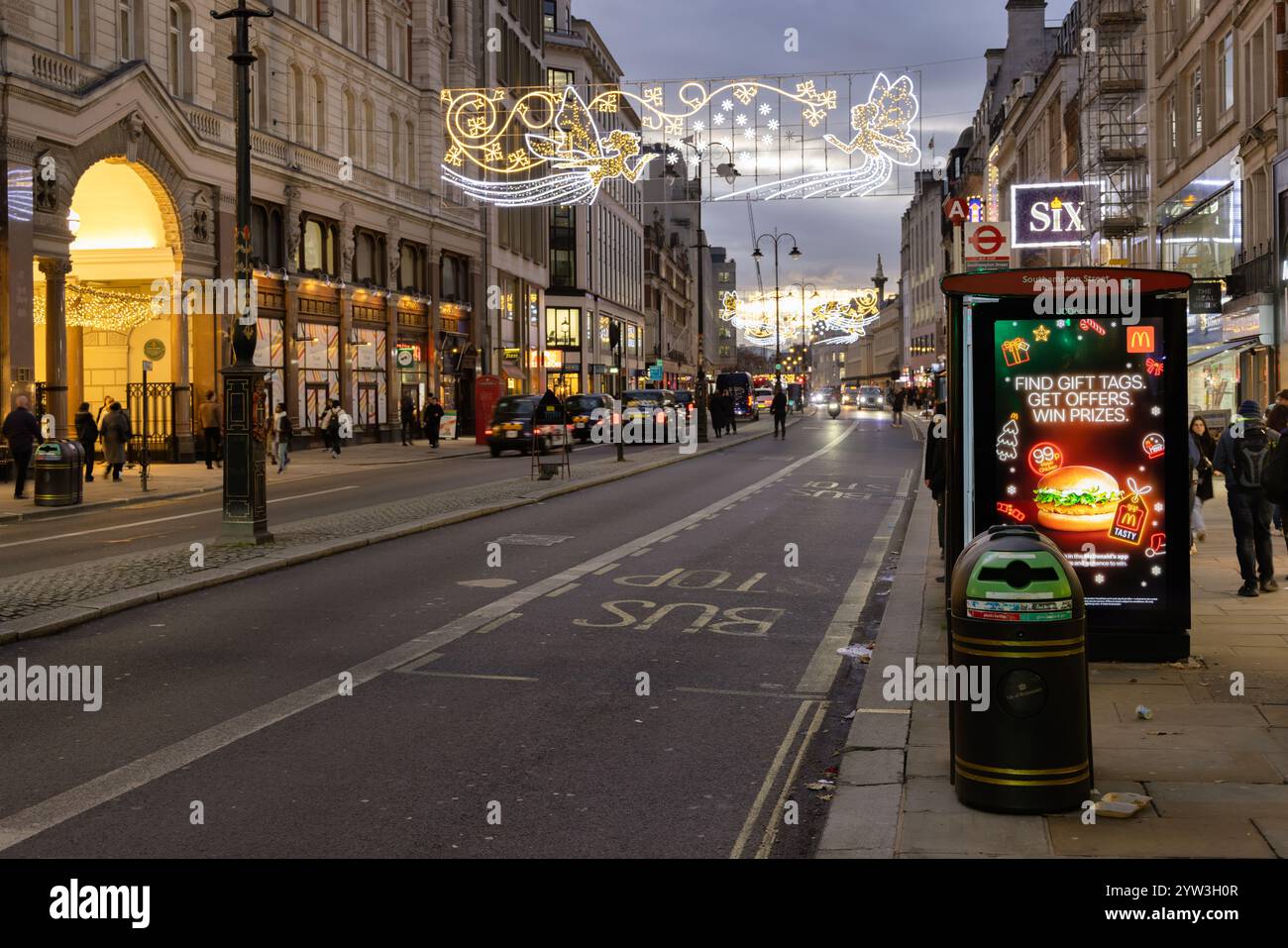 Londres, Royaume-Uni - 2 décembre 2024 : route principale 'Strand' dans le centre de londres pendant la période de noël Banque D'Images