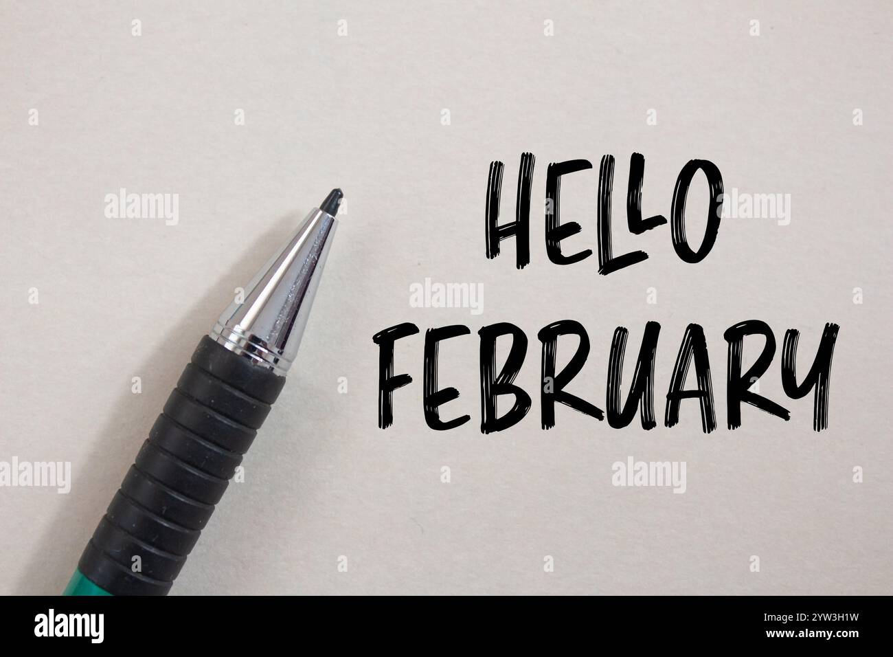 Bonjour février message écrit sur papier blanc avec un stylo. Symbole conceptuel bonjour février. Copier l'espace. Banque D'Images