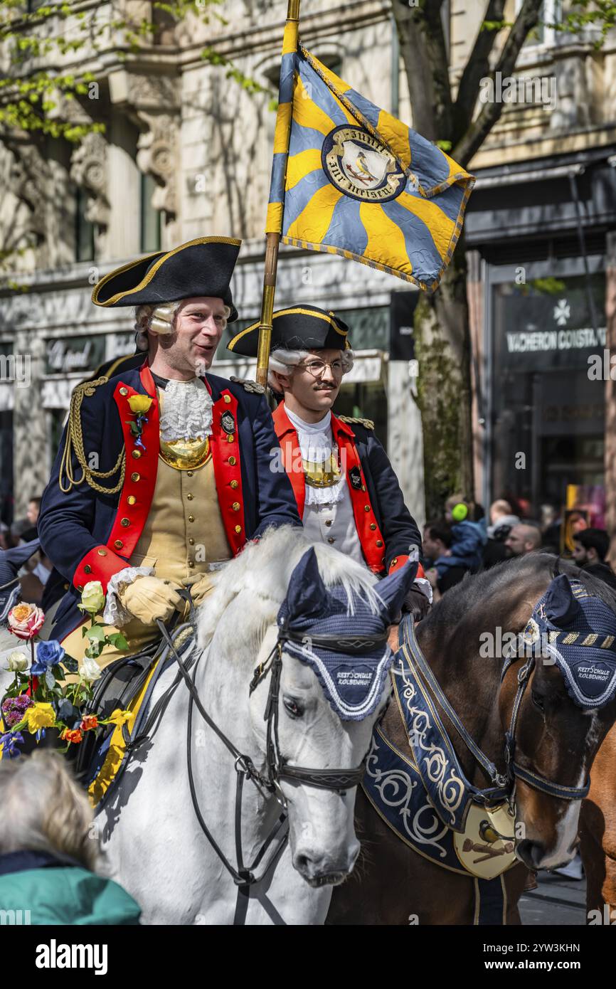 Zunft zur Meisen, défilé des membres de guildes costumés historiquement, Sechselaeuten ou Saechsilueuete, Festival du printemps de Zurich, Zurich, Suisse, Europe Banque D'Images