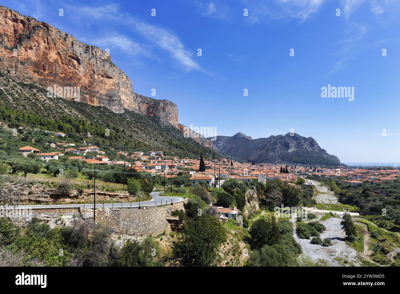Vue de la petite ville Leonidi, Leonidio, côte escarpée, montagnes Parnon, lit de rivière sec de Dafnon, Daphnon, Tsakonia, Arcadia, Péloponnèse, Grèce, Europe Banque D'Images