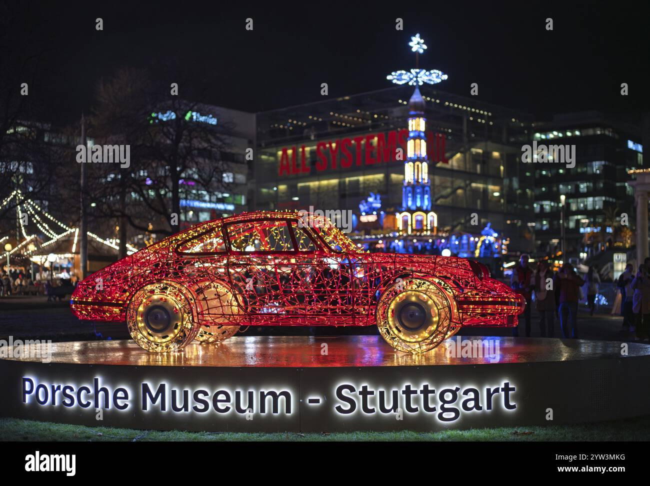 Prise de vue de nuit, marché de Noël, lumières de Noël, illumination, avec Porsche 911, lettres du musée Porsche, monument, pyramide de Noël, musée d'art, Cub Banque D'Images