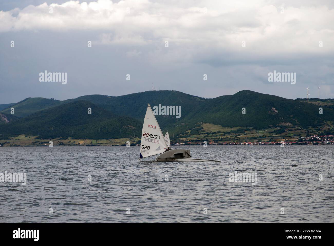 Un voilier sportif a chaviré lors d'une régate de voile Banque D'Images